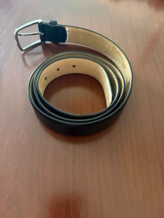 Cinturón negro con hebilla plateada