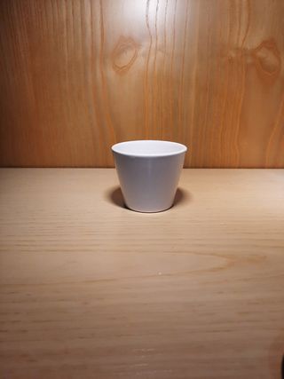 Tazza bianca conica in ceramica