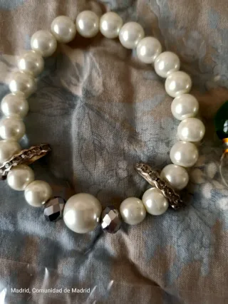 Pulseras   con detalles brillantes y de piedras