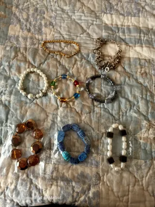 Pulseras   con detalles brillantes y de piedras