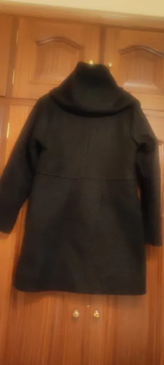 Abrigo negro con botones dorados