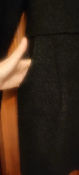 Abrigo negro con botones dorados