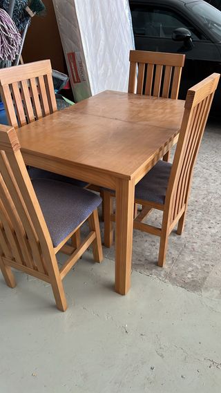 Mesa de comedor y 4 sillas de madera