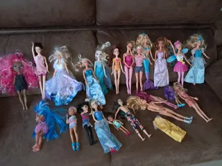 Lote Muñecas Varias Barbie y Similares