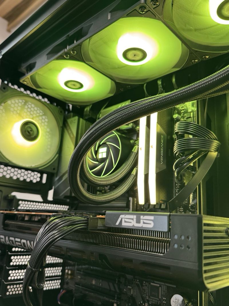 PC Ryzen 7800X3D RTX 5070 32GB RAM 1TB SSD Win 11 afbeelding 3
