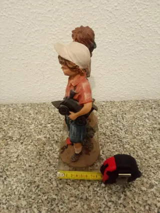 Figuras de niños de resina