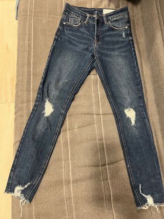 Pantalón vaquero niña desgastado