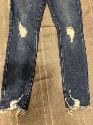 Pantalón vaquero niña desgastado
