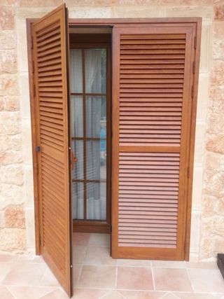 mallorquinas Puertas armario rejilla madera