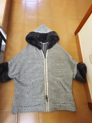 Abrigo Zara tipo poncho con capucha Con lana