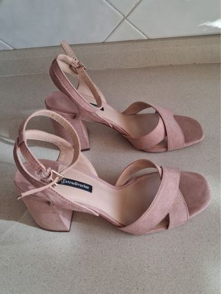Sandalias Stradivarius rosa tacón.