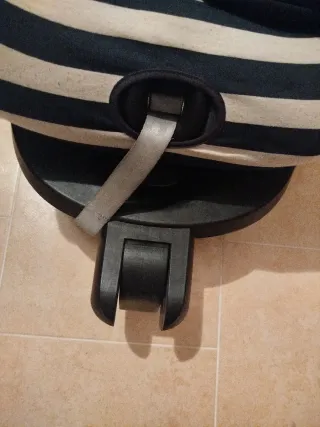Silla de coche para bebé a rayas de britax Romer