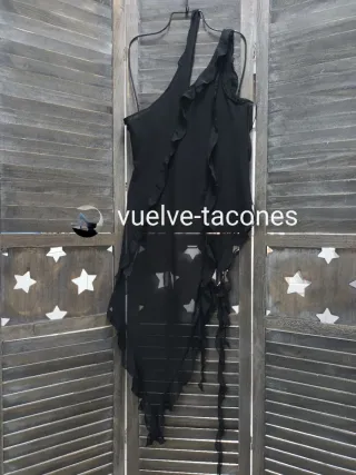 Top asimétrico negro con volantes ♡ Bershka * L