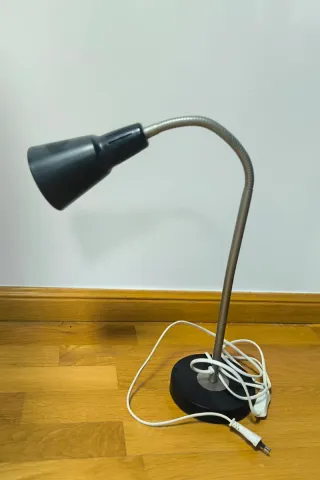 Lámpara de mesa flexible metal y plástico