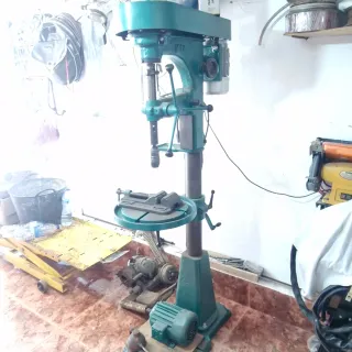 Taladro de columna verde