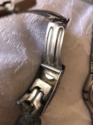 Dos relojes de pulsera de hombre.