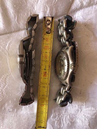 Dos relojes de pulsera de hombre.