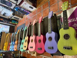 Ukelele con funda, púa y cuerdas