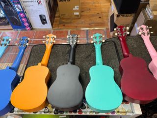 Ukelele con funda, púa y cuerdas