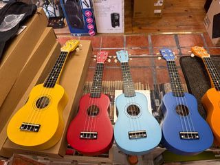 Ukelele con funda, púa y cuerdas