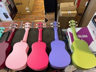 Ukelele con funda, púa y cuerdas