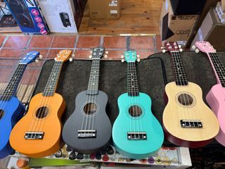 Ukelele con funda, púa y cuerdas