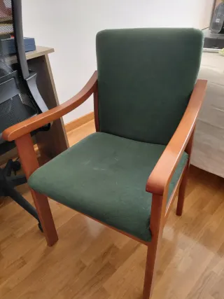 Silla de madera con asiento y respaldo verde