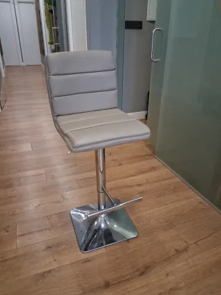 Taburete de barra gris y plateado