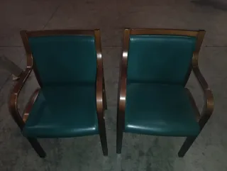 Mesa de despacho de madera y piel