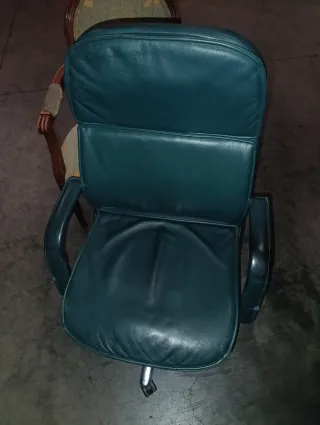 Mesa de despacho de madera y piel