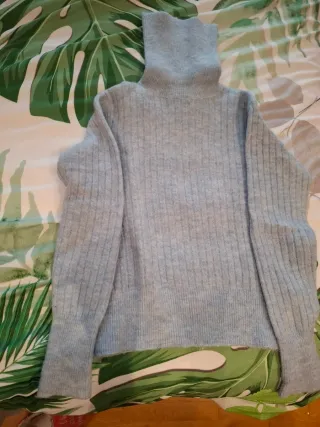 Jersey azul grisáceo cuello alto