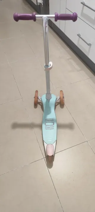 Patinete infantil Oxelo 3 ruedas, con luces.