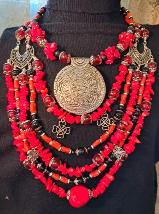 Conjunto collar y chocer coral y plateados asesori