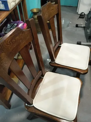 Mesa de comedor de madera con 4 sillas