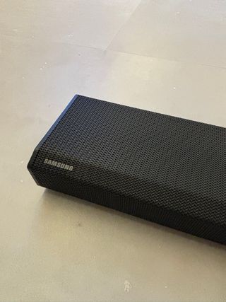 Barra de Sonido Samsung Negra y altavoz Samsung