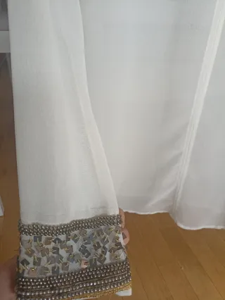 Blusa Zara blanca con pedrería en puños