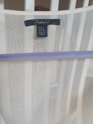 Blusa Zara blanca con pedrería en puños