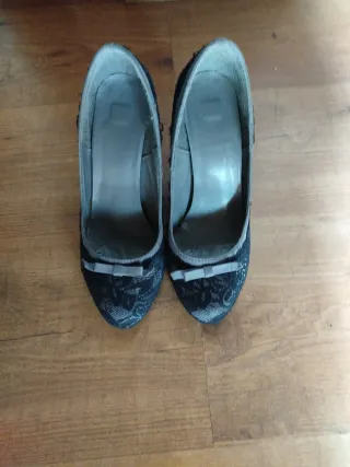 Zapatos de tacón negros y grises