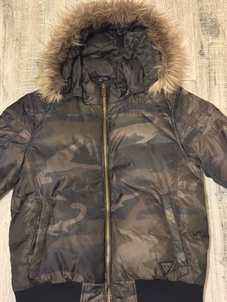 Casaco Guess com capuz e pelo