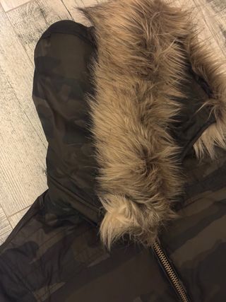 Casaco Guess com capuz e pelo