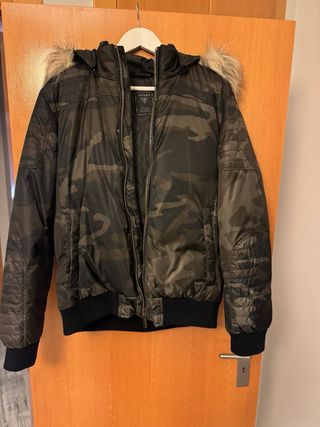 Casaco Guess com capuz e pelo