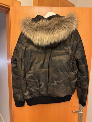 Casaco Guess com capuz e pelo