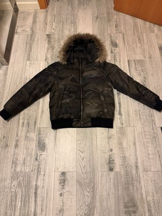 Casaco Guess com capuz e pelo