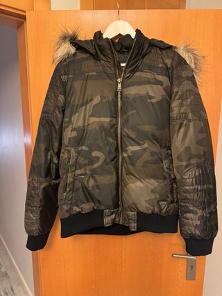 Casaco Guess com capuz e pelo