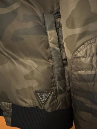 Casaco Guess com capuz e pelo