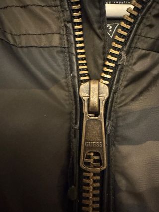 Casaco Guess com capuz e pelo