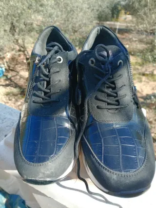 Zapatillas cuña negras y doradas