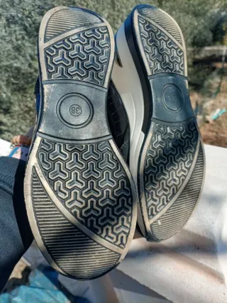 Zapatillas cuña negras y doradas