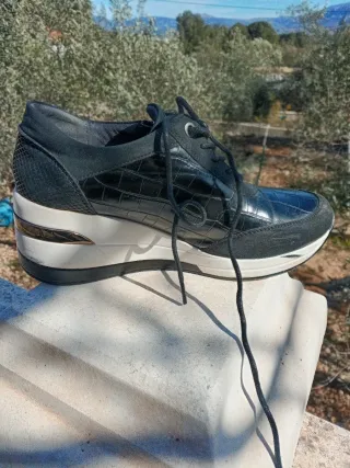 Zapatillas cuña negras y doradas