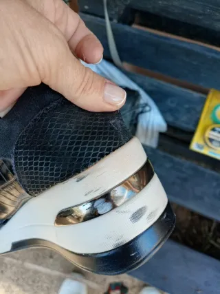 Zapatillas cuña negras y doradas